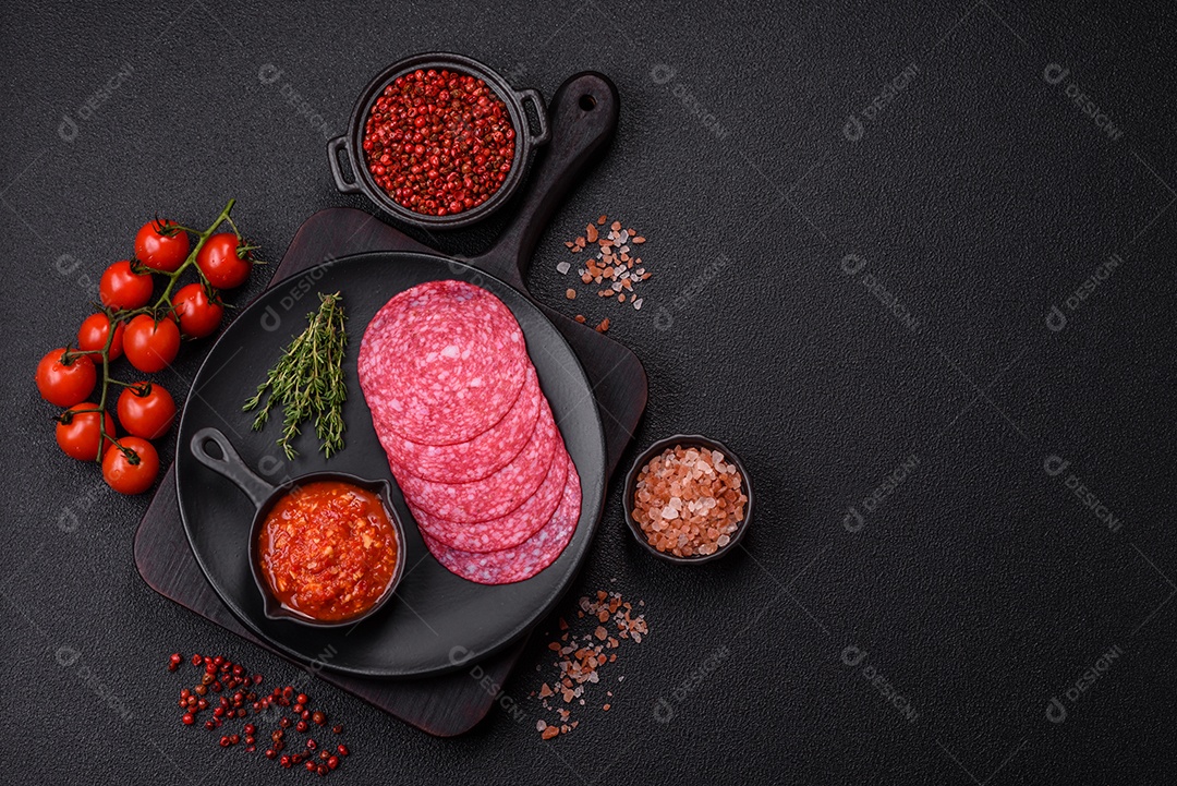 Delicioso salame fatiado em uma mesa de concreto