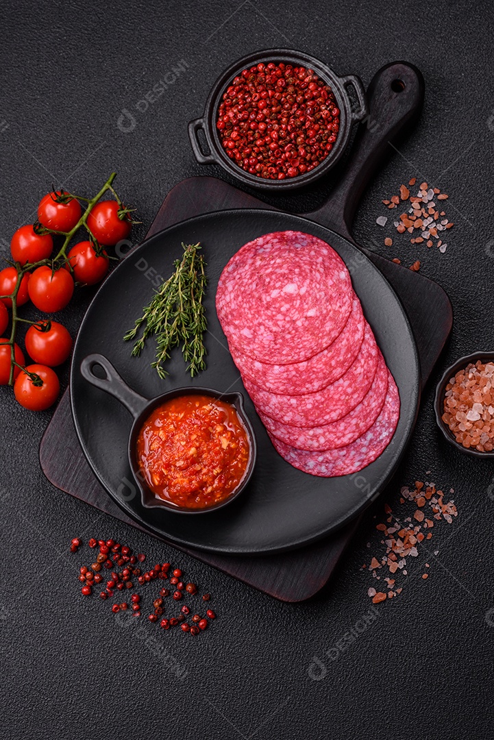 Delicioso salame fatiado em uma mesa de concreto