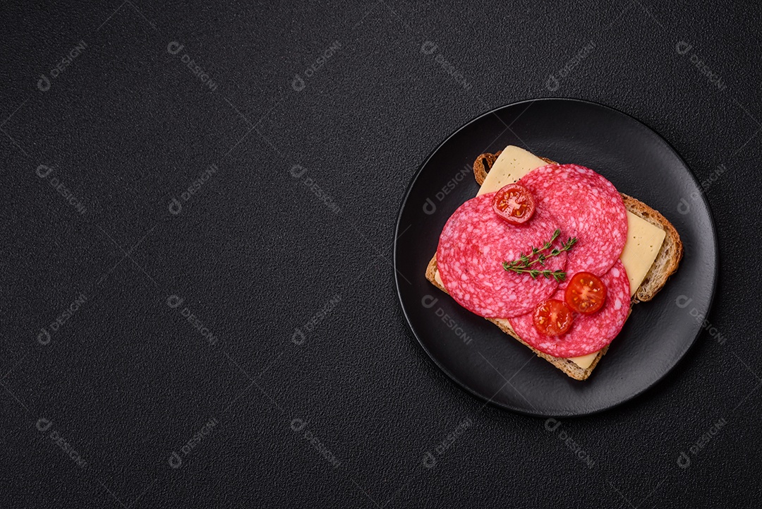 Mortadela fatiadas em uma mesa concreto