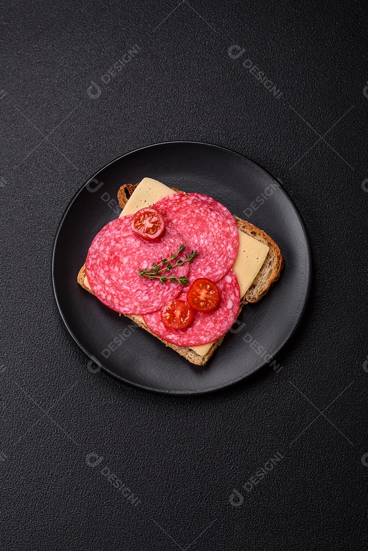 Carne de frango fresca crua em uma mesa de concreto