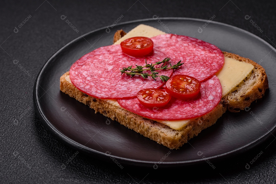 Mortadela fatiadas em uma mesa concreto