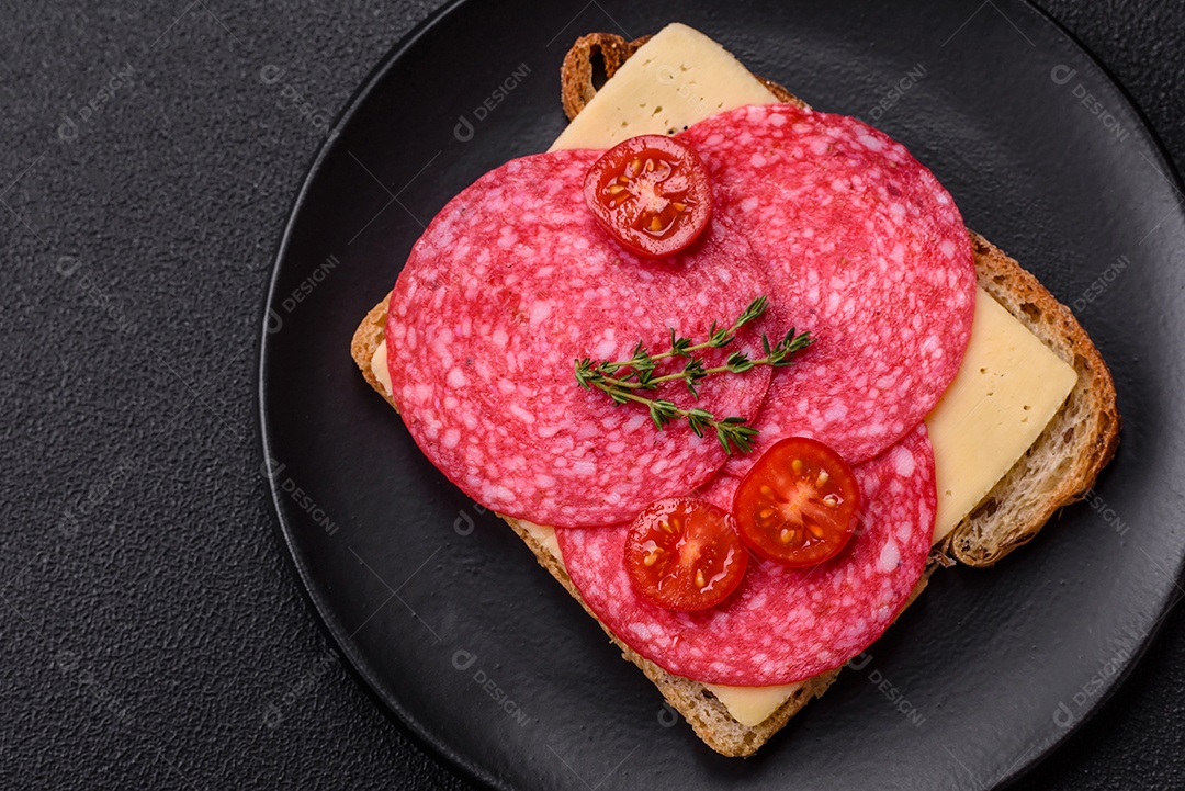 Mortadela fatiadas em uma mesa concreto