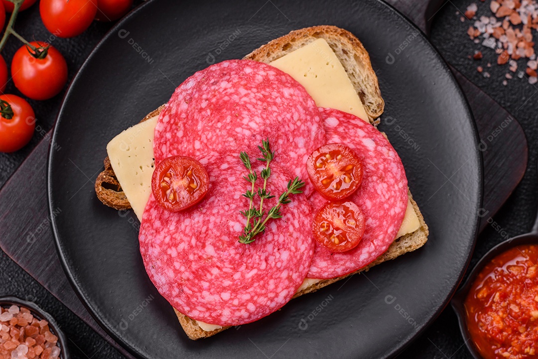 Mortadela fatiadas em uma mesa concreto