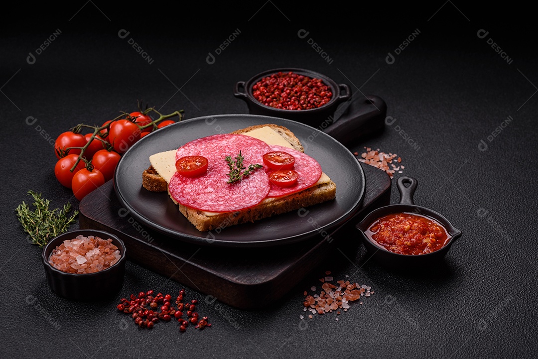 Mortadela fatiadas em uma mesa concreto