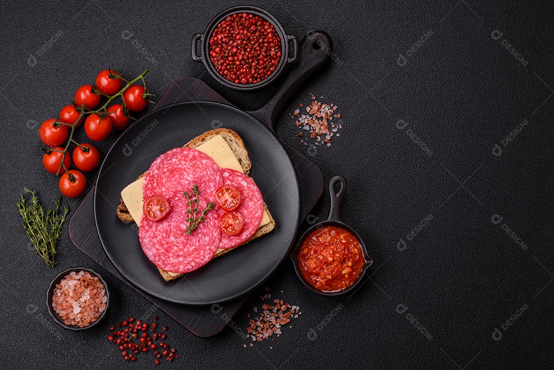 Mortadela fatiadas em uma mesa concreto