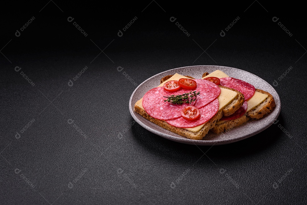 Mortadela fatiadas em uma mesa concreto