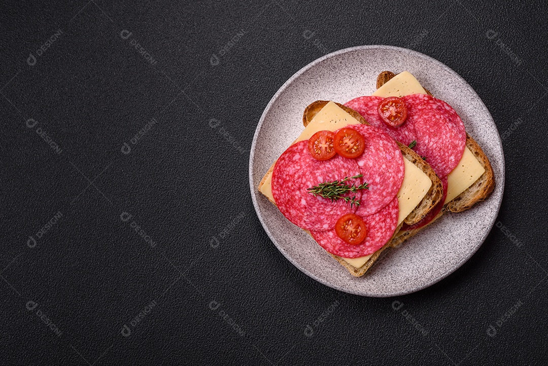 Mortadela fatiadas em uma mesa concreto