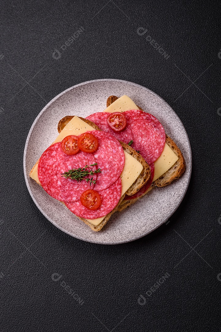 Mortadela fatiadas em uma mesa concreto