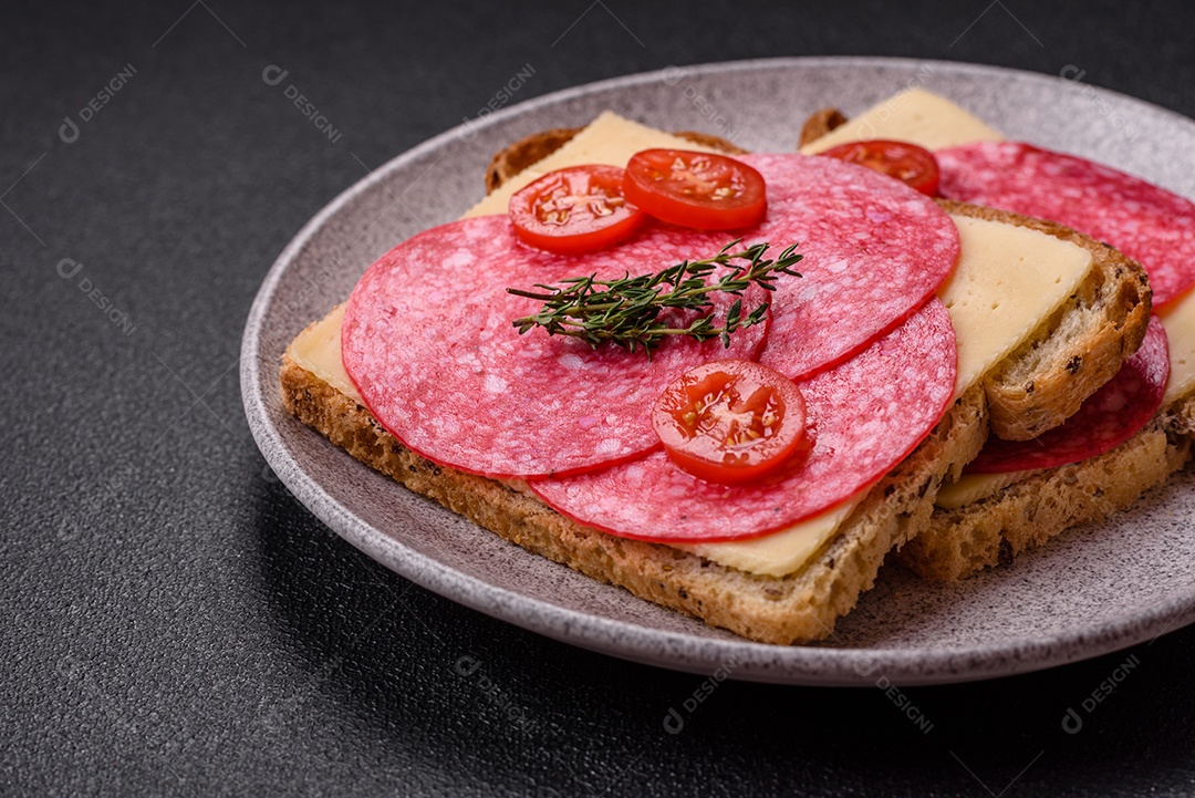 Mortadela fatiadas em uma mesa concreto
