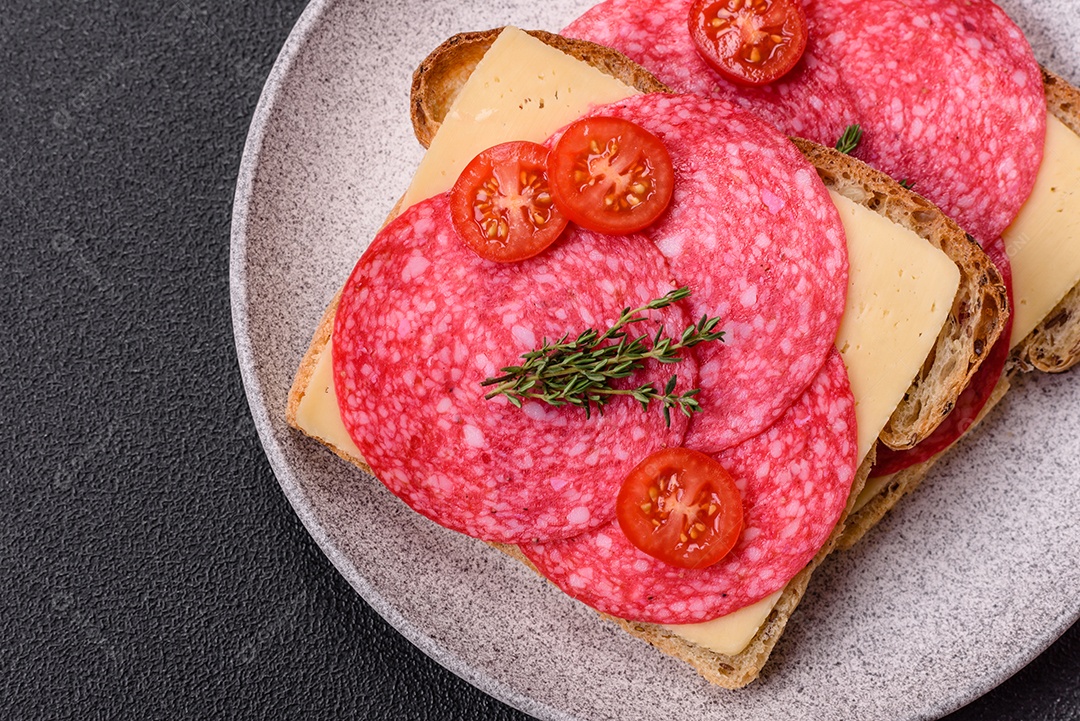 Mortadela fatiadas em uma mesa concreto