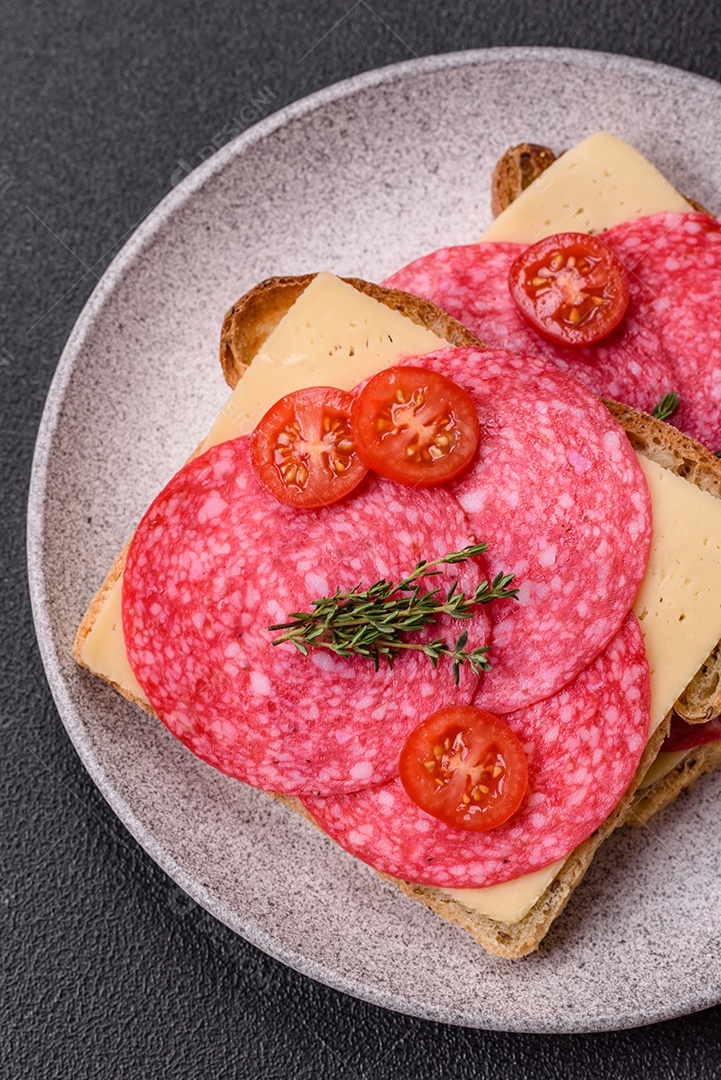 Mortadela fatiadas em uma mesa concreto