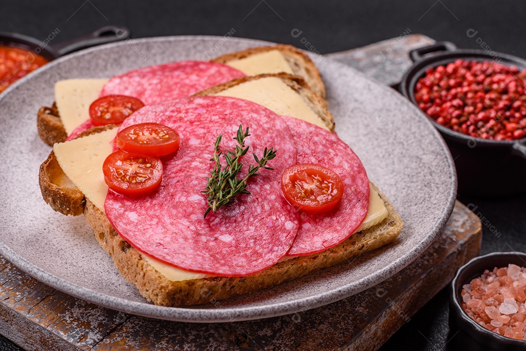 Mortadela fatiadas em uma mesa concreto