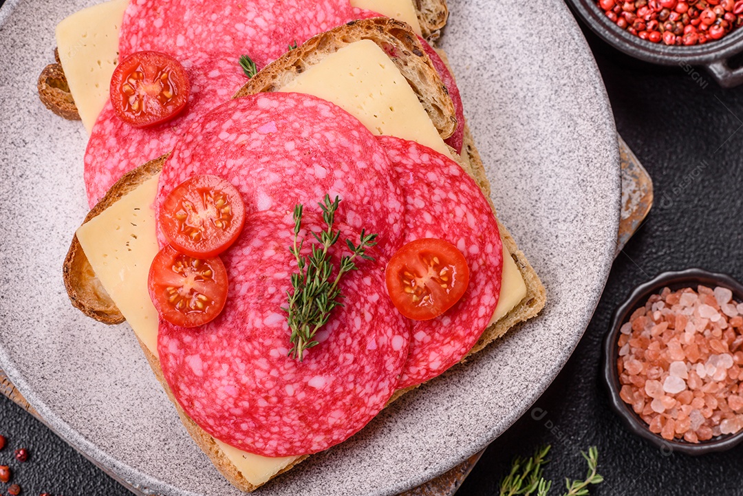 Mortadela fatiadas em uma mesa concreto