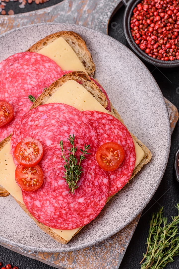 Mortadela fatiadas em uma mesa concreto
