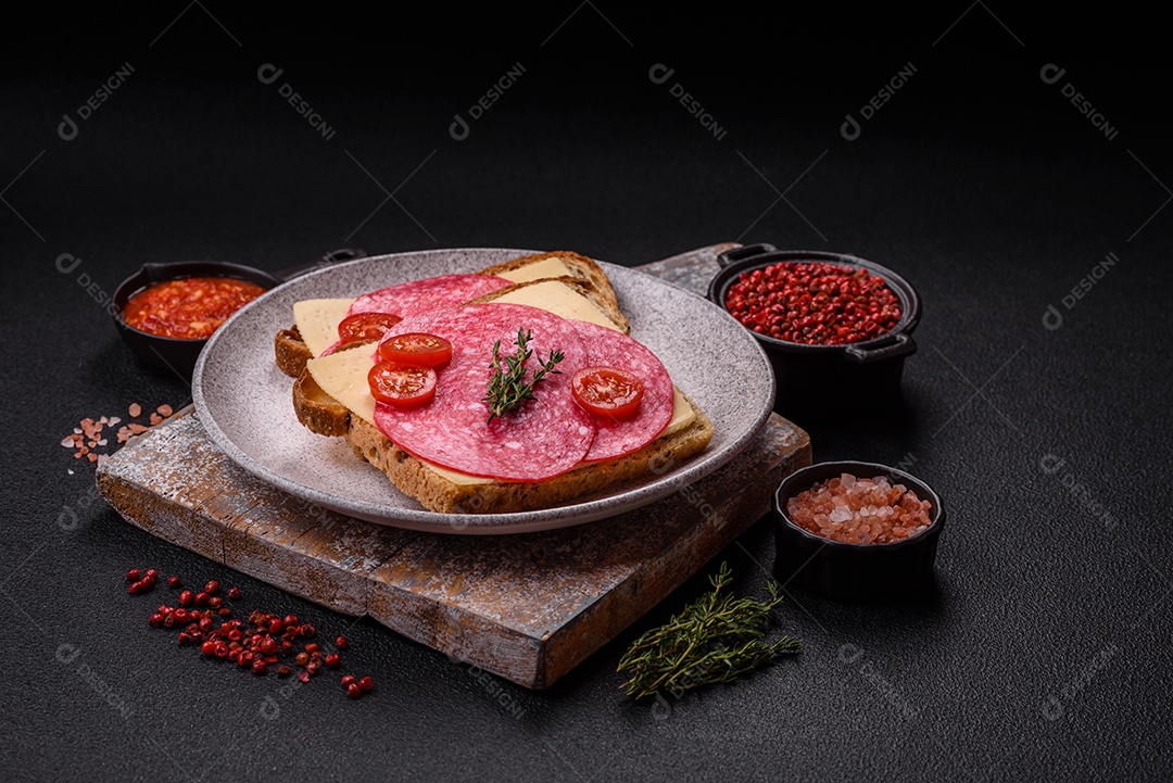 Mortadela fatiadas em uma mesa concreto