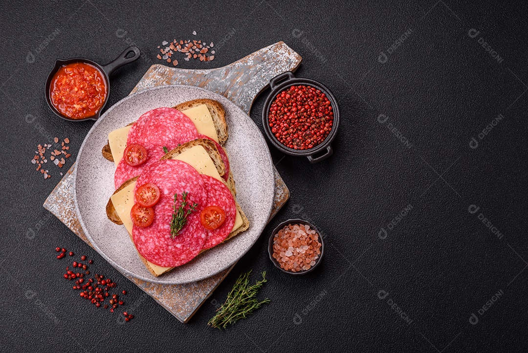 Mortadela fatiadas em uma mesa concreto