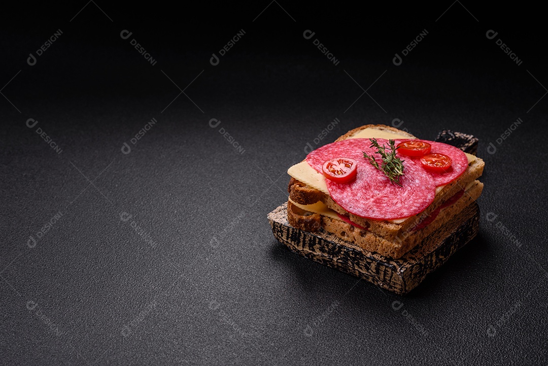 Mortadela fatiadas em uma mesa concreto