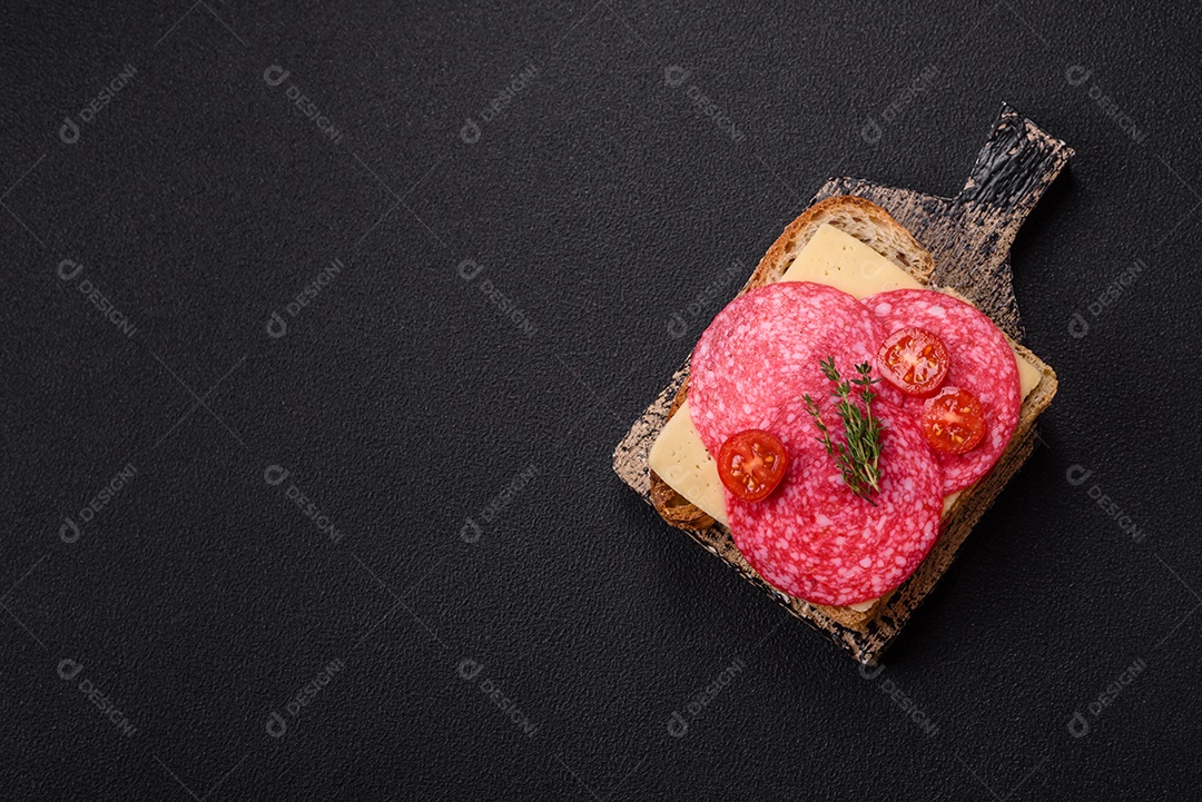 Mortadela fatiadas em uma mesa concreto