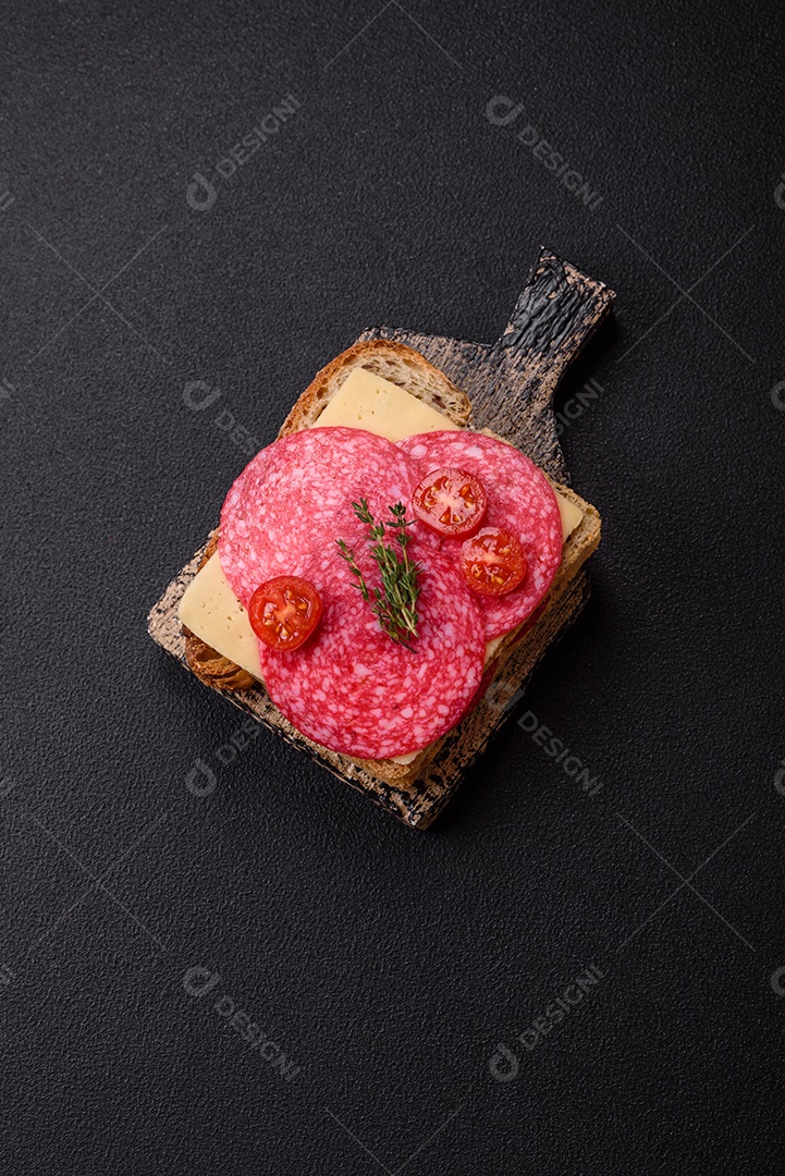 Mortadela fatiadas em uma mesa concreto