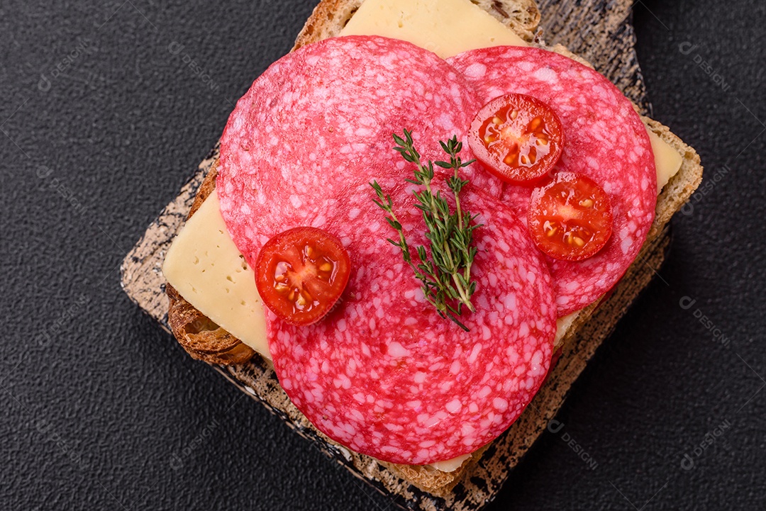 Mortadela fatiadas em uma mesa concreto