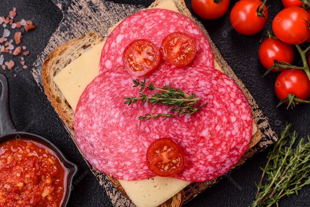 Mortadela fatiadas em uma mesa concreto