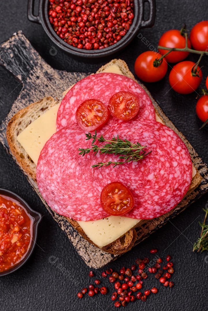 Mortadela fatiadas em uma mesa concreto