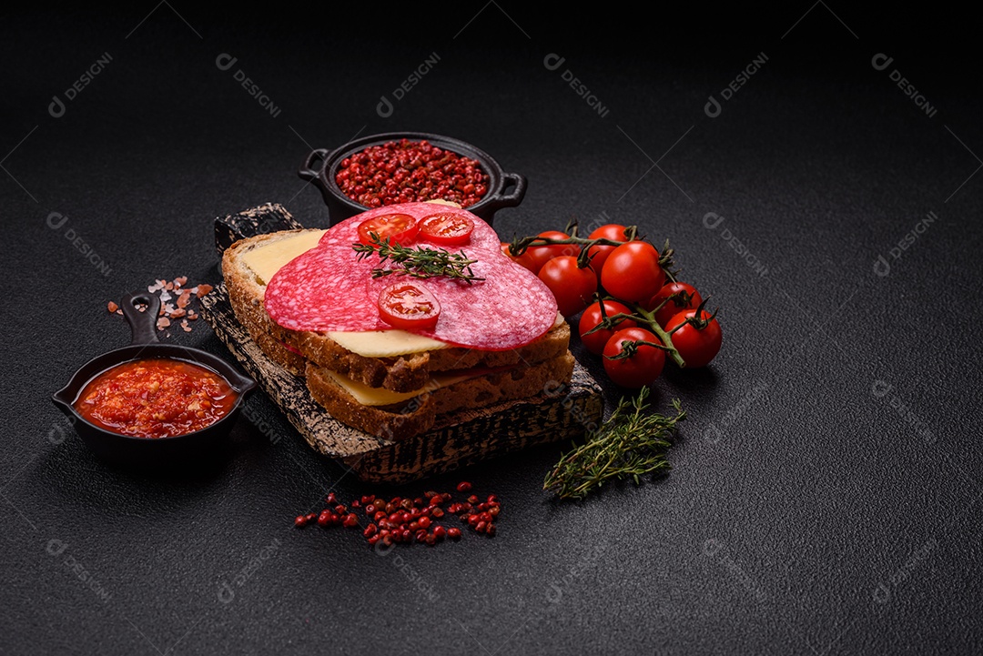 Mortadela fatiadas em uma mesa concreto