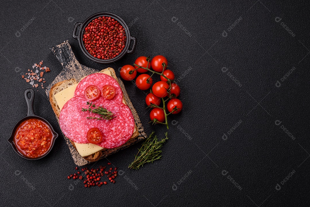 Mortadela fatiadas em uma mesa concreto