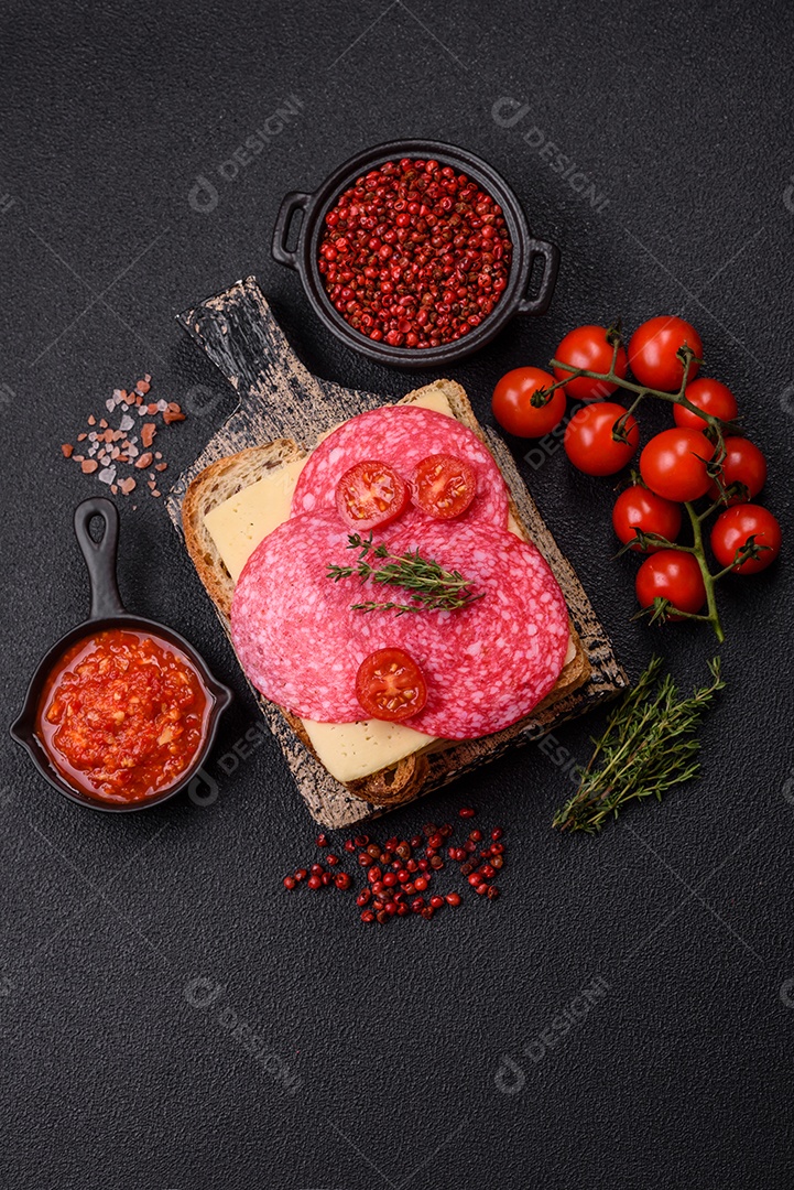 Mortadela fatiadas em uma mesa concreto