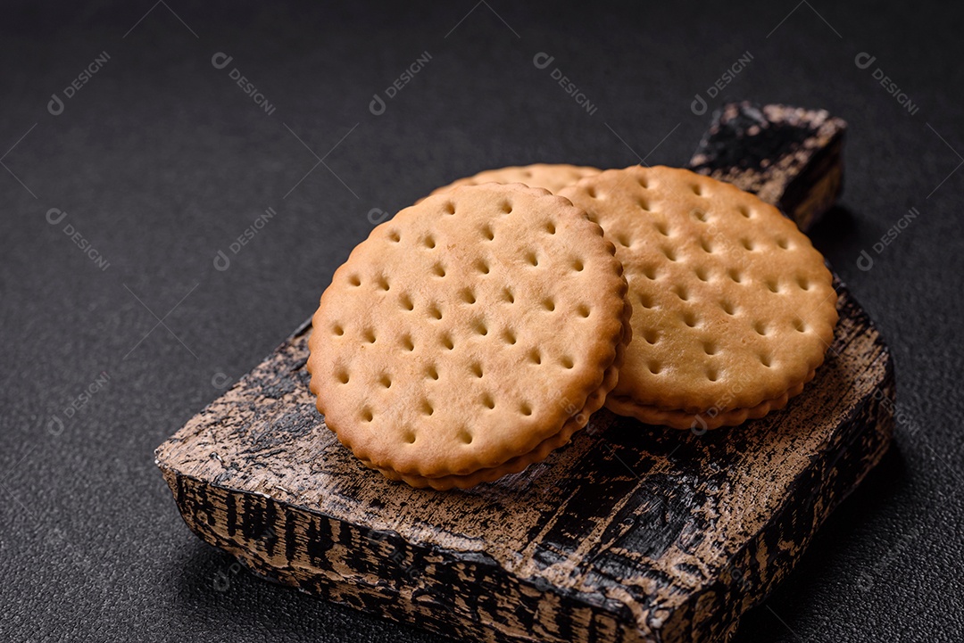 Saboroso Biscoitos redondos pontilhados com creme