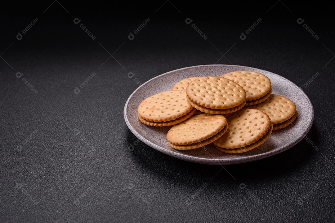 Saboroso Biscoitos redondos pontilhados com creme