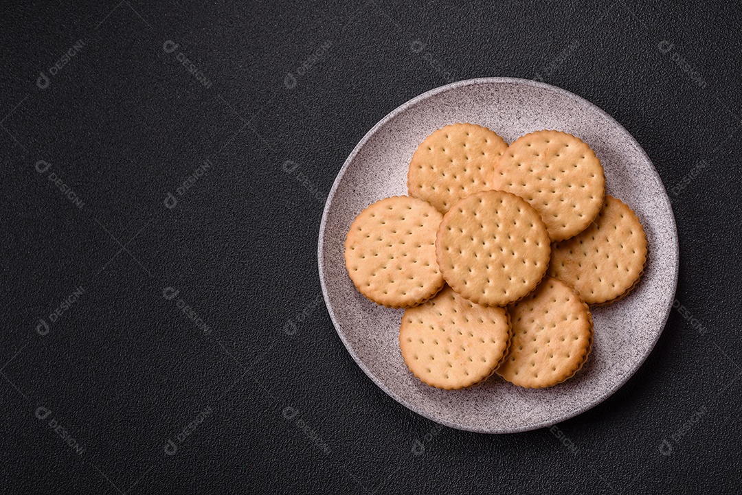 Saboroso Biscoitos redondos pontilhados com creme