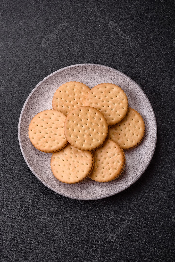 Saboroso Biscoitos redondos pontilhados com creme