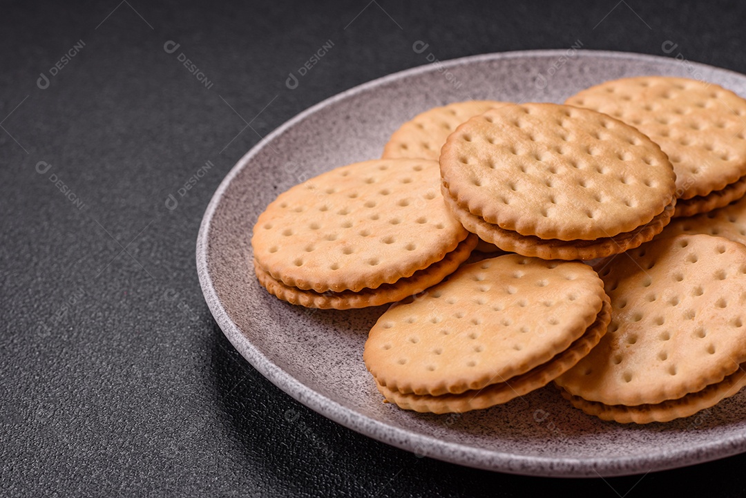 Saboroso Biscoitos redondos pontilhados com creme