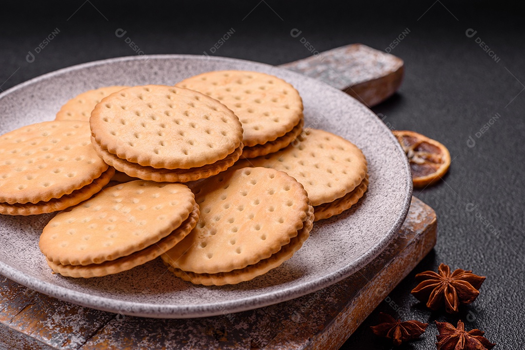 Saboroso Biscoitos redondos pontilhados com creme
