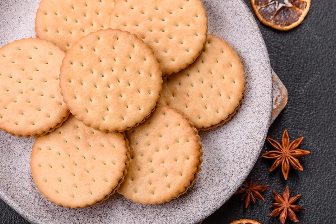 Saboroso Biscoitos redondos pontilhados com creme