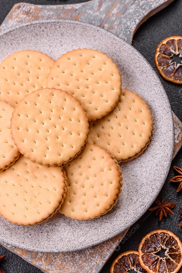 Saboroso Biscoitos redondos pontilhados com creme