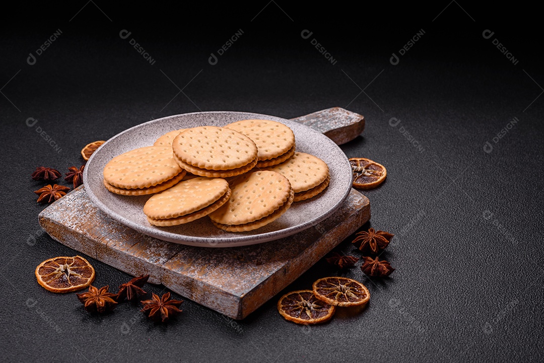 Saboroso Biscoitos redondos pontilhados com creme