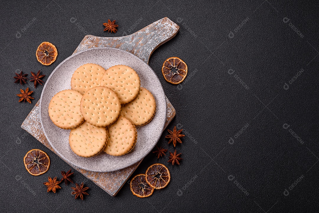Saboroso Biscoitos redondos pontilhados com creme