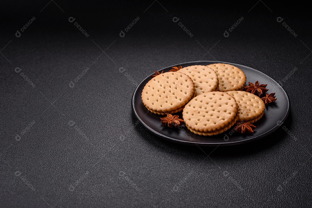 Saboroso Biscoitos redondos pontilhados com creme