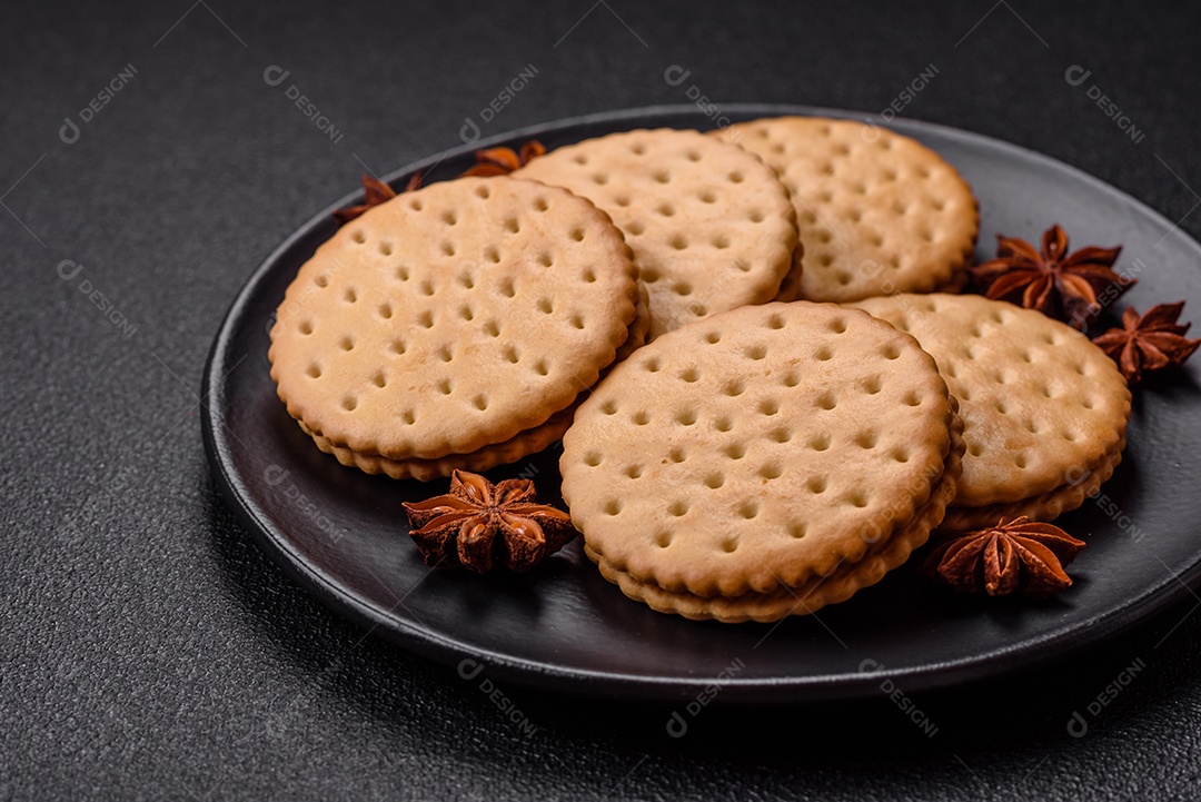 Saboroso Biscoitos redondos pontilhados com creme