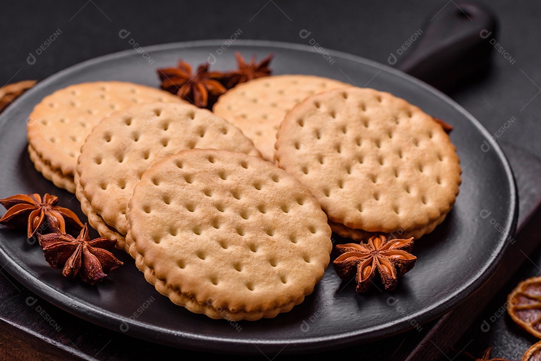 Saboroso Biscoitos redondos pontilhados com creme