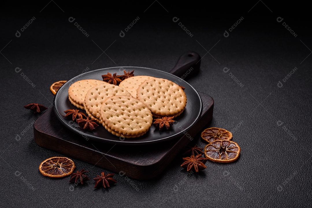 Saboroso Biscoitos redondos pontilhados com creme