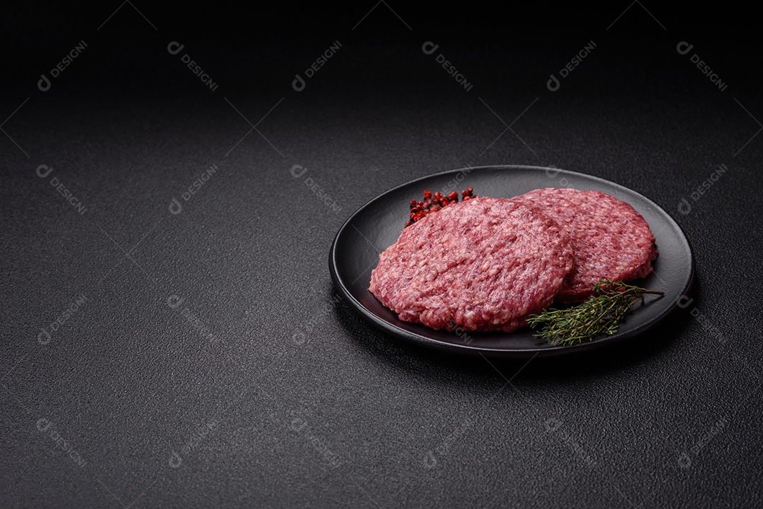 Carne moída crua em uma mesa concreto
