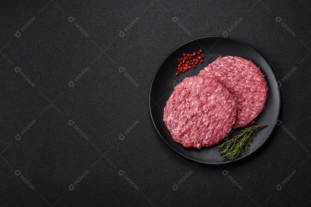 Carne moída crua em uma mesa concreto