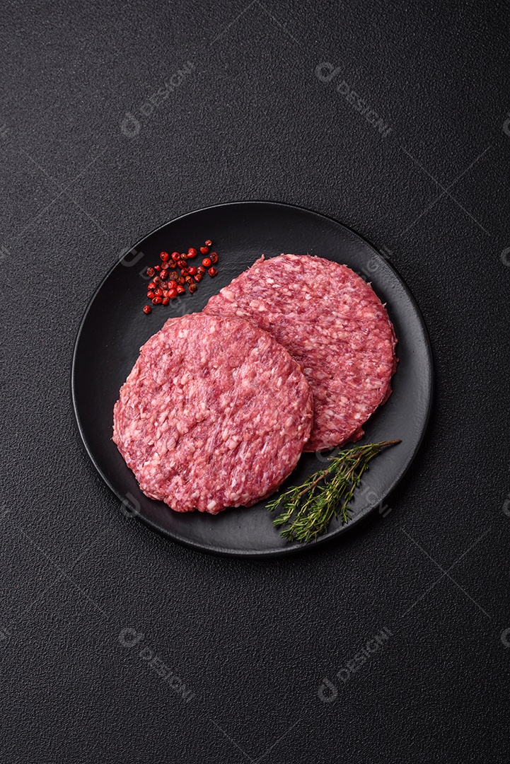 Carne moída crua em uma mesa concreto