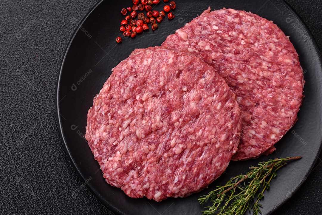 Carne moída crua em uma mesa concreto