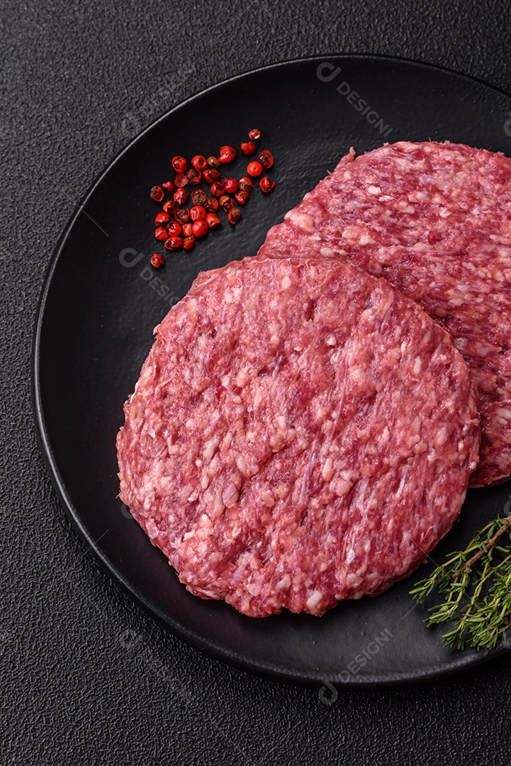 Carne moída crua em uma mesa concreto