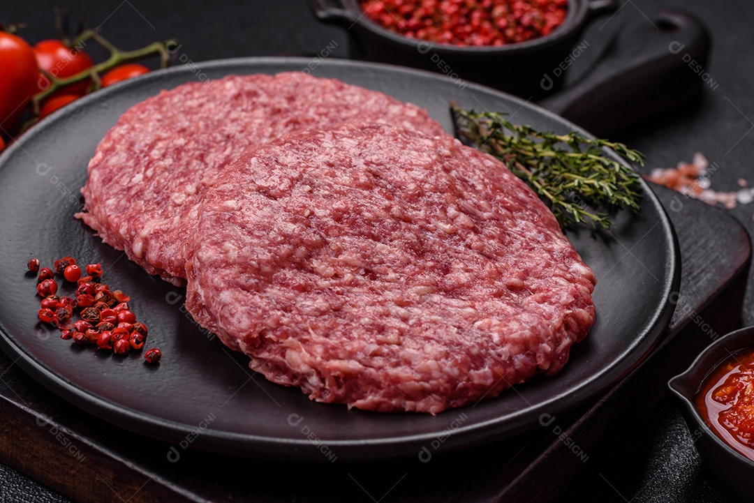 Carne moída crua em uma mesa concreto