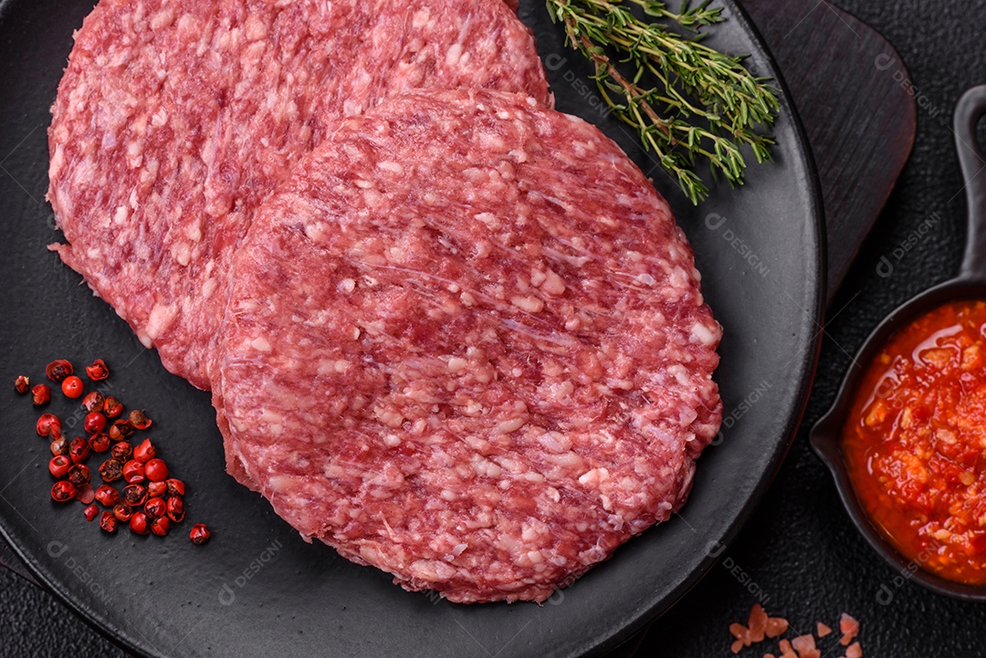Carne moída crua em uma mesa concreto